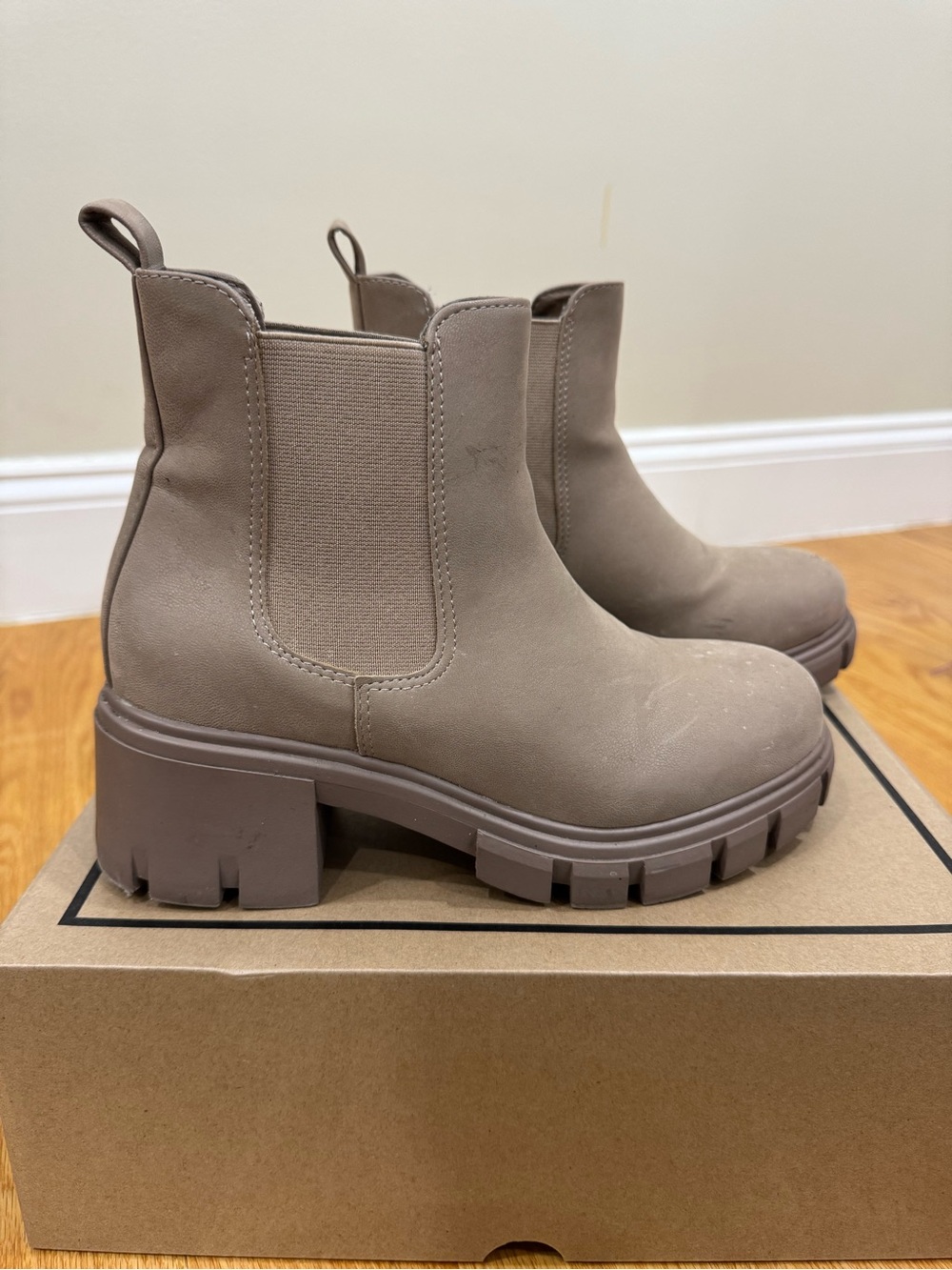 MIA Ivy Chelsea Lug Sole Ankle Boots Taupe Women’s 7
